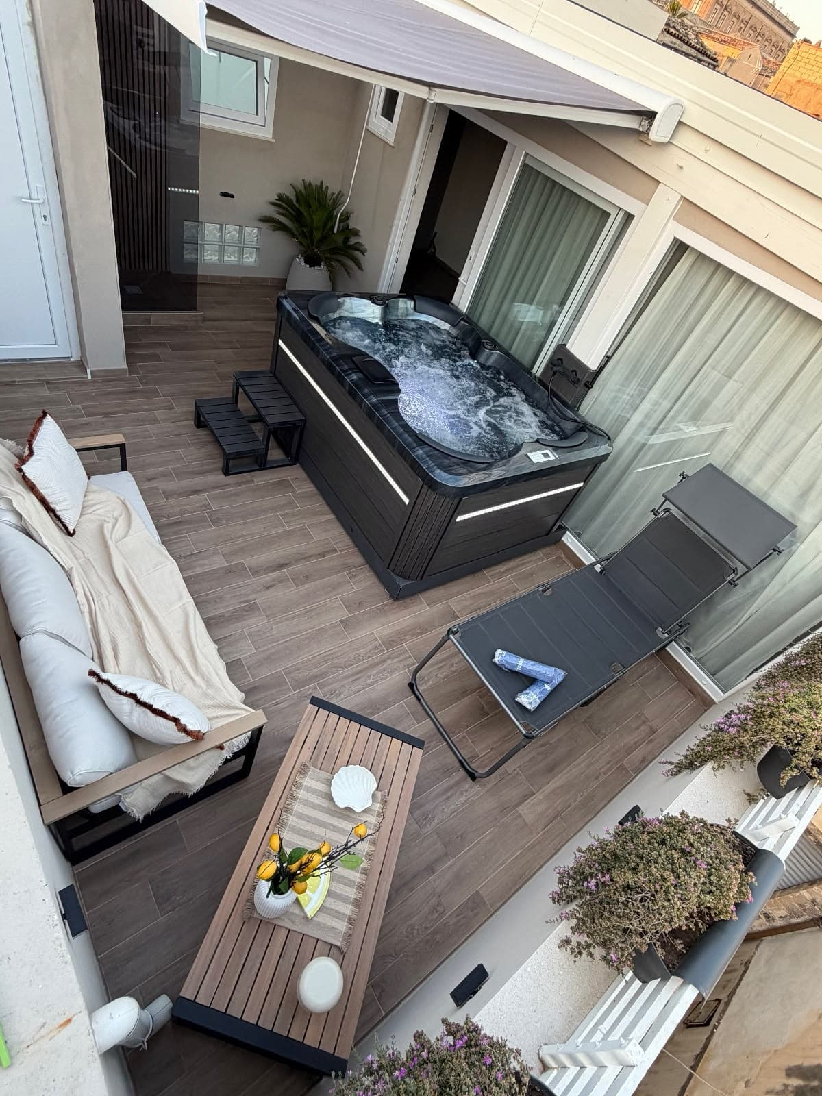 Il solarium del Luxury Loft con minipiscina idromassaggio al tramonto